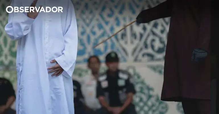 Casal indonésio açoitado por partilhar beijo no TikTok