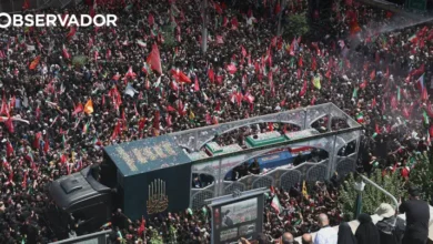 Cortejo fúnebre de Ali Khamenei desfila pelas ruas de Teerão