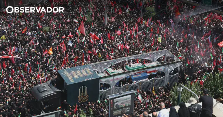 Cortejo fúnebre de Ali Khamenei desfila pelas ruas de Teerão