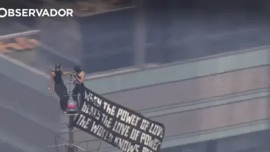 Duo sobe ao topo do Empire State Building para apelar à paz