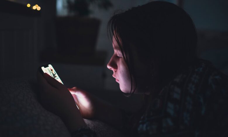França decide proibir redes sociais para menores de 15 anos; veja como vai funcionar