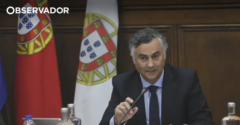IL pergunta a Governo se vai mudar datas no ensino superior