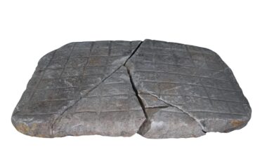Tabuleiro romano de pedra encontrado em cinco fragmentos no sítio arqueológico de Vindolanda, no norte da Inglaterra