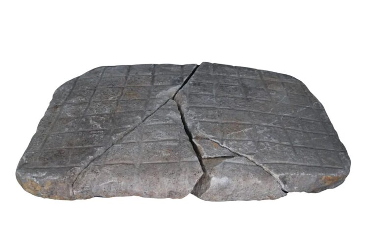 Tabuleiro romano de pedra encontrado em cinco fragmentos no sítio arqueológico de Vindolanda, no norte da Inglaterra