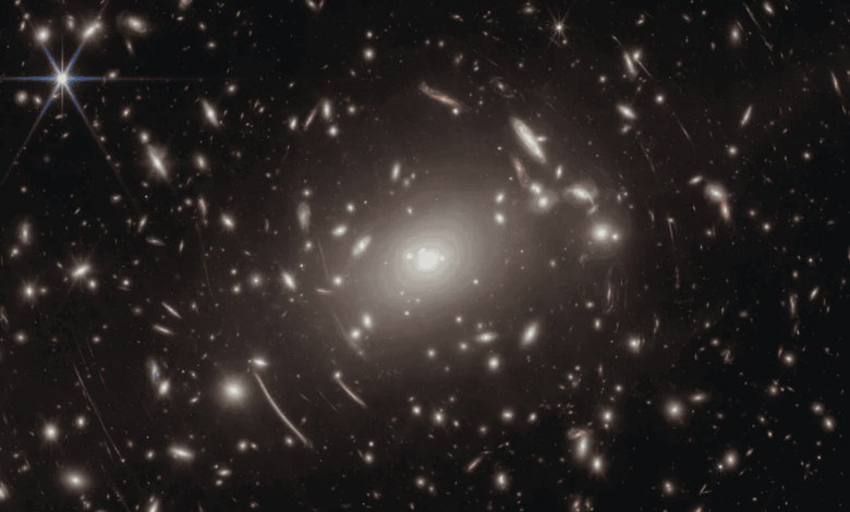 Microlentes gravitacionais: como a astronomia observa o invisível
