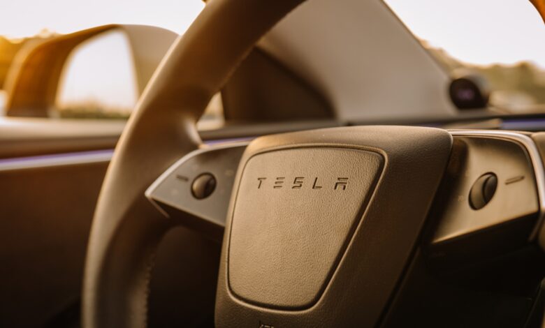 Motorista de Tesla com autopiloto ativado é indiciado por homicídio culposo