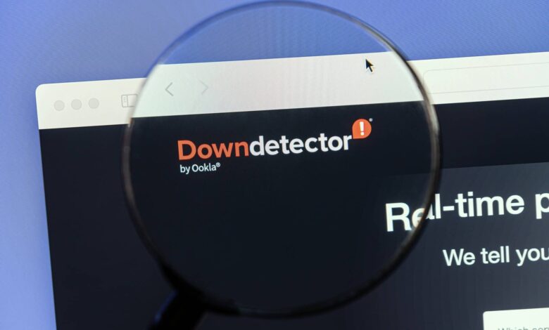 O que acontece antes de um serviço aparecer como fora do ar no Downdetector?