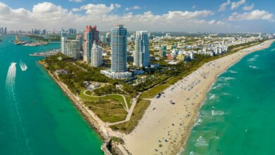Vista aérea de Miami com águas turquesas da costa