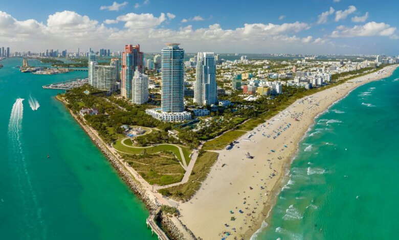 Vista aérea de Miami com águas turquesas da costa