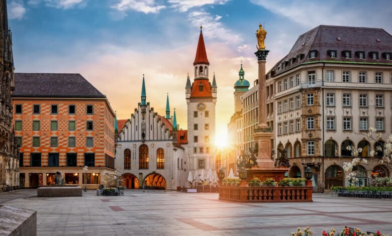 A cidade velha de Munique, Alemanha, com a antiga Prefeitura na Praça Marienplatz durante um nascer do sol sem pessoas