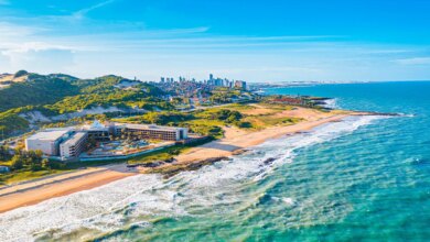 Vista aérea da Via Costera em Natal, onde o oceano azul encontra a cidade