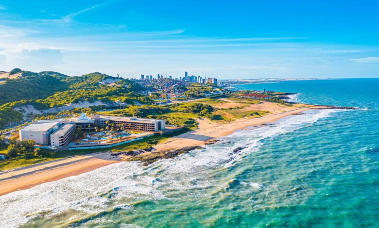 Vista aérea da Via Costera em Natal, onde o oceano azul encontra a cidade