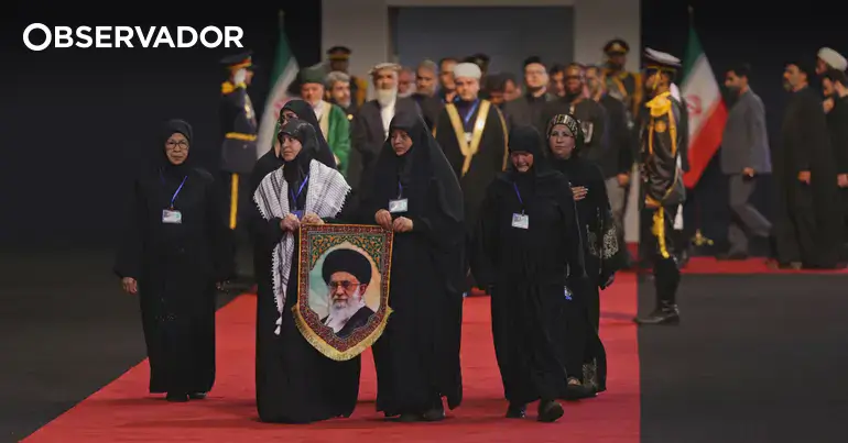 Quatro meses depois, começa o funeral de Ali Khamenei