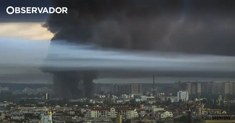 Rússia bombardeia Kiev no "maior ataque" nesta guerra