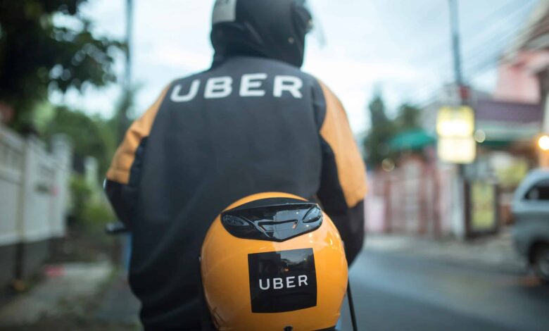 SP credencia Uber para transporte por moto, mas mantém serviço suspenso