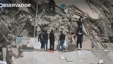 Sismos. Polícias detidos por roubarem dinheiro nos resgates