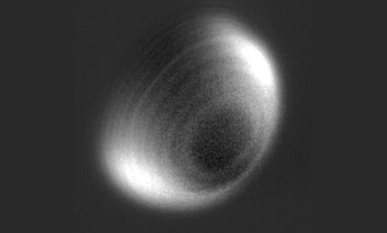 Anéis concêntricos detectados na atmosfera de Vênus em luz polarizada — se confirmados, podem ajudar a explicar por que os ventos do planeta circulam 60 vezes mais rápido que o solo abaixo deles.