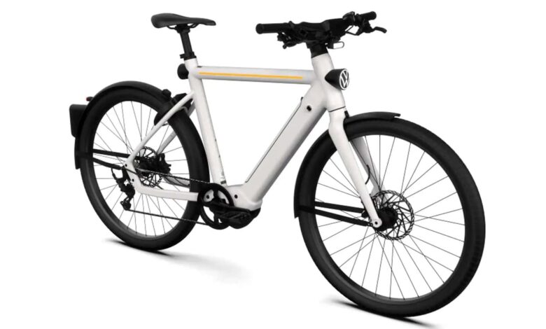 Volkswagen lança bicicleta elétrica com câmera traseira e capacete que detecta acidentes