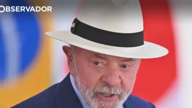 "Aqui para eles". Lula mostra dedo do meio em evento oficial