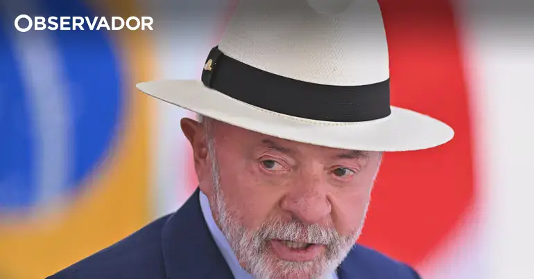 "Aqui para eles". Lula mostra dedo do meio em evento oficial