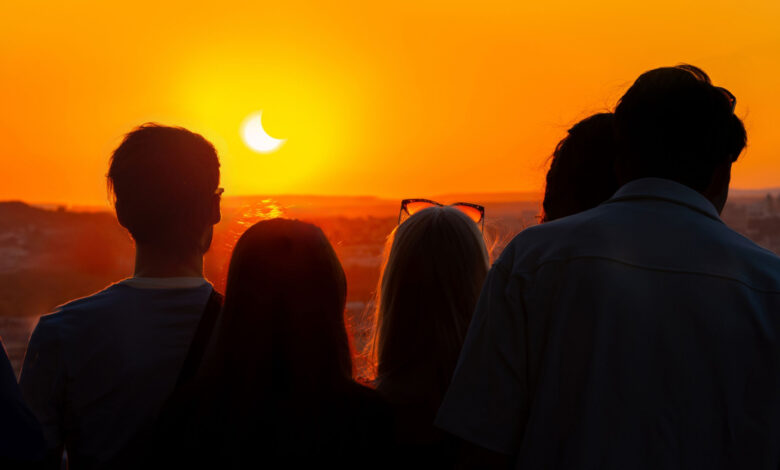 Após eclipse solar, dezenas procuram hospitais com dores nos olhos
