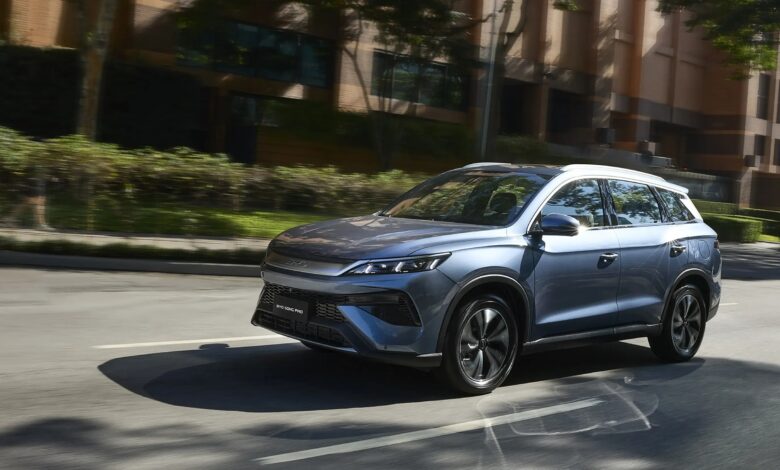 BYD estreia carro híbrido flex feito no Brasil e acelera aposta no país
