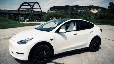 Carro sem motorista da Tesla atravessa barreira e segue dirigindo