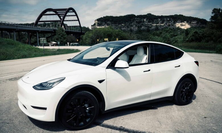 Carro sem motorista da Tesla atravessa barreira e segue dirigindo
