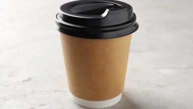 Copos de papel descartáveis também liberam plástico quando entram em contato com calor
