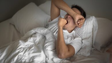 Dorme 8 horas e ainda acorda cansado? Entenda o que pode estar acontecendo