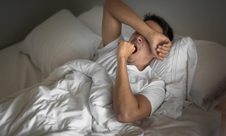 Dorme 8 horas e ainda acorda cansado? Entenda o que pode estar acontecendo