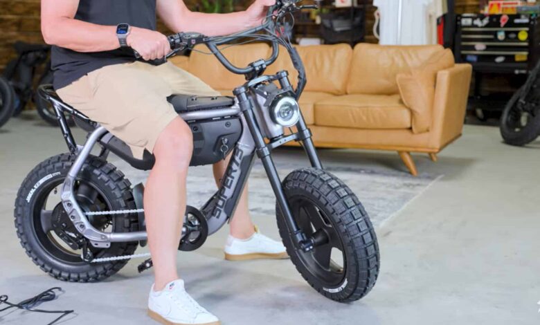 E-bike com visual de moto combina diversão, praticidade e condução acessível