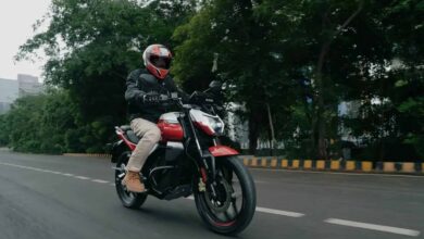 Esta moto elétrica acelera como um carro e usa tomada comum