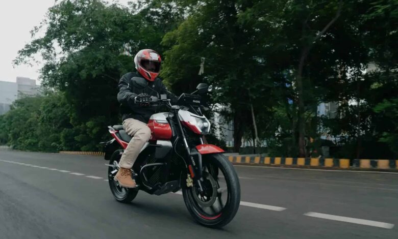 Esta moto elétrica acelera como um carro e usa tomada comum