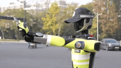 Guardinha robô organiza trânsito e alerta motoristas na China