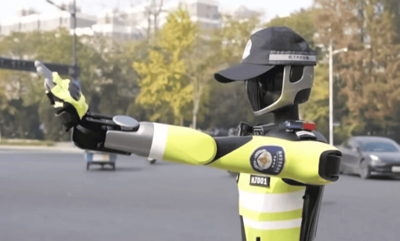 Guardinha robô organiza trânsito e alerta motoristas na China