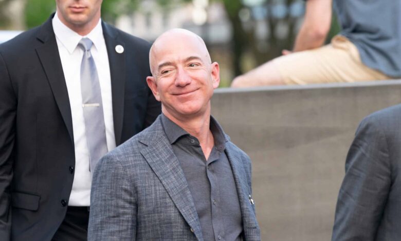 Jeff Bezos e bilionário brasileiro se unem para comprar clube de futebol