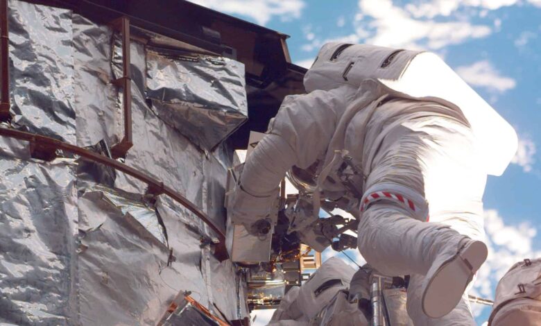 Astronautas avaliam grandes rachaduras no isolamento multicamadas voltado para o Sol, do escudo de luz do Telescópio Espacial Hubble