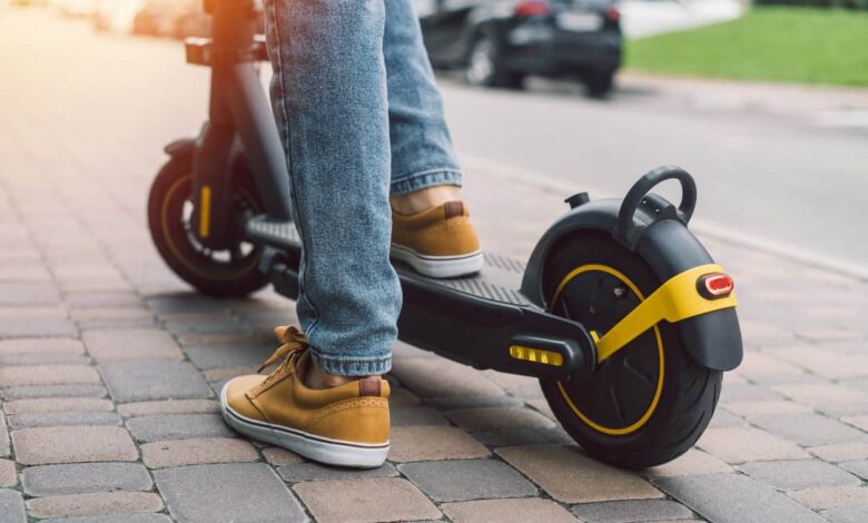 Patinetes ganham novas regras em SP e deixam as calçadas