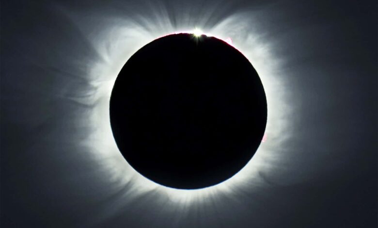 Por que eclipses totais são tão raros em um mesmo lugar?