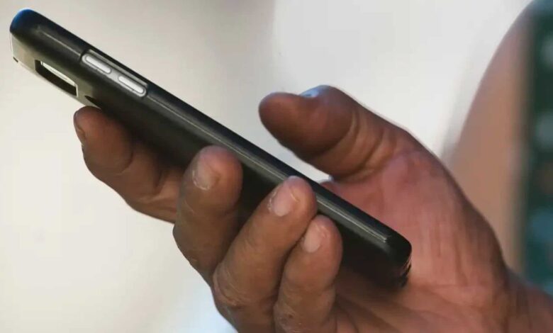 Homem usando celular