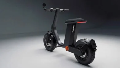 Scooter elétrica dobra a roda e cabe até no elevador do prédio