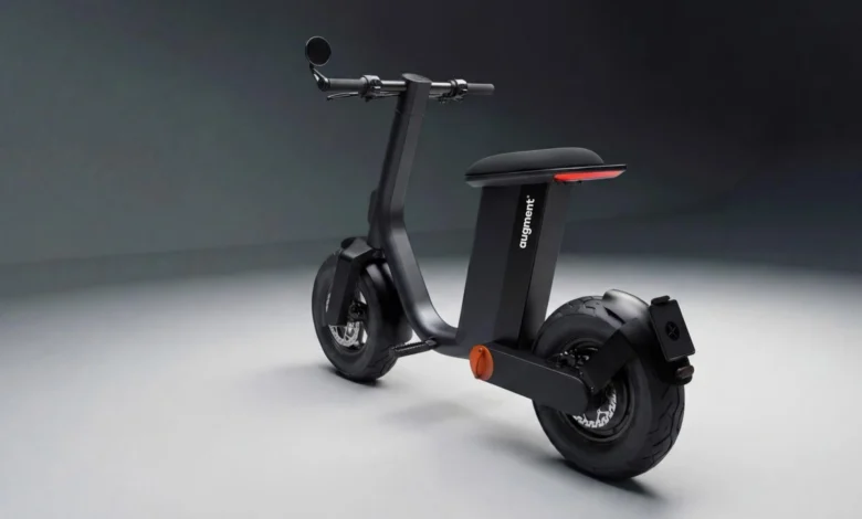 Scooter elétrica dobra a roda e cabe até no elevador do prédio