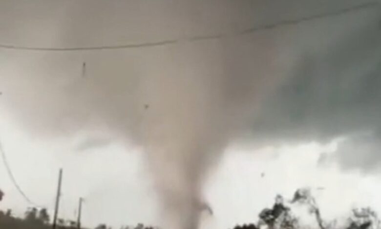Tornado atinge cidade do Paraná e causa destruição; veja imagens