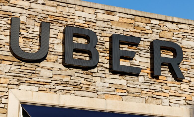 Uber é multada em quase R$ 5 bilhões por usar algoritmo para suspender motoristas