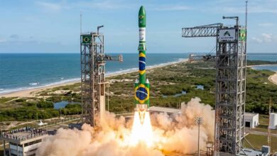 Brasil lança foguete para testar sistema de recuperação por paraquedas