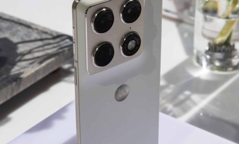 Motorola “exibe” novo Razr dobrável em teaser após estreia do iPhone Duo