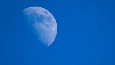 Nova IA da NASA usa 2 milhões de imagens para achar água na Lua