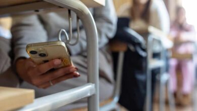 Pisa 2025: proibição de celulares nas escolas salta de 37% para 81% no Brasil
