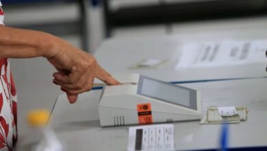 Eleitor fazendo a biometria para poder votar